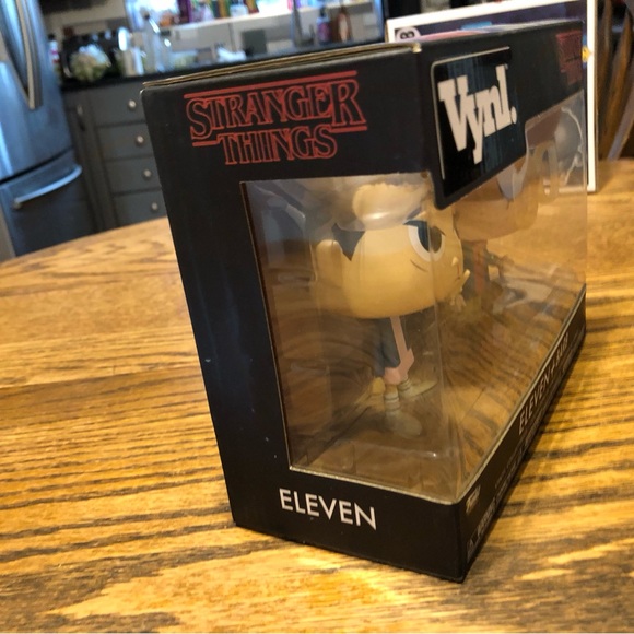 Stranger Things Eleven and Barb Vnyl. Figure - Picture 2 of 7
